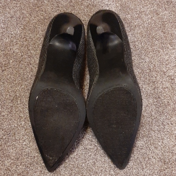 Gray & Black Textured pointy toed heels - Picture 5 of 5